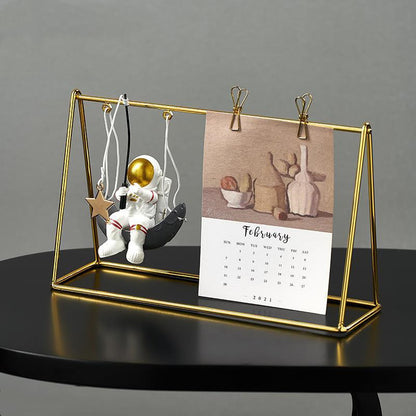 Calendar astronaut cu design futurist / spațial