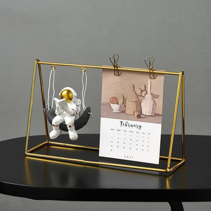 Calendar astronaut cu design futurist / spațial